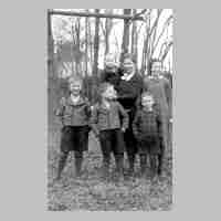 094-0128 Gertrud Bansi mit ihren Kindern Magdalena, Hermann-Roderich, Helmut, Hans-Martin und Hartmut.jpg